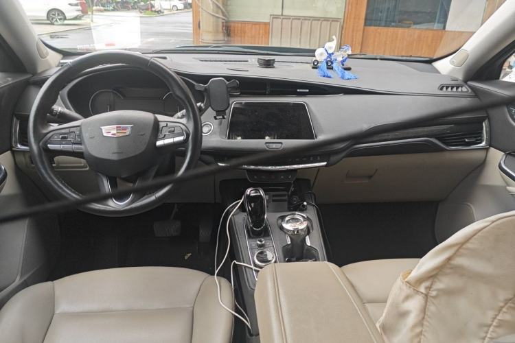 Used Cadillac XT4 2022 28T Two-Wheel-Drive Luxury Version Center Console
