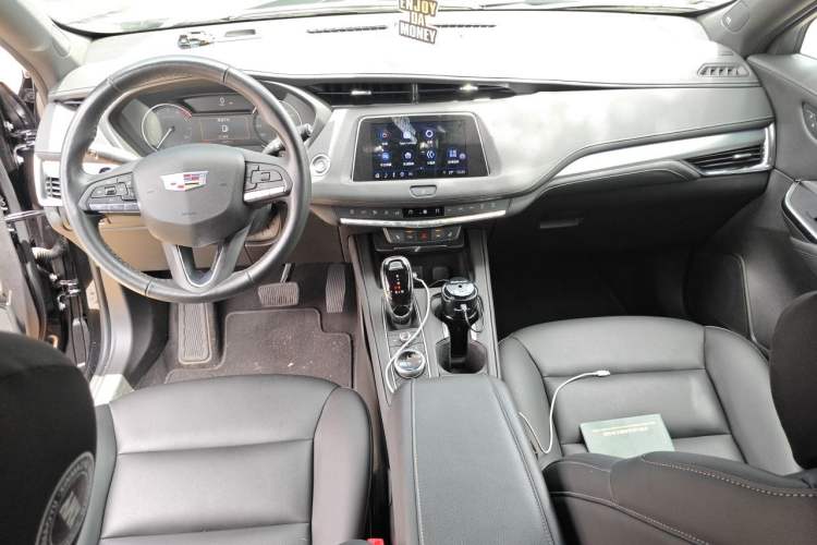 Used Cadillac XT4 2022 28T Two-Wheel-Drive Luxury Version Center Console