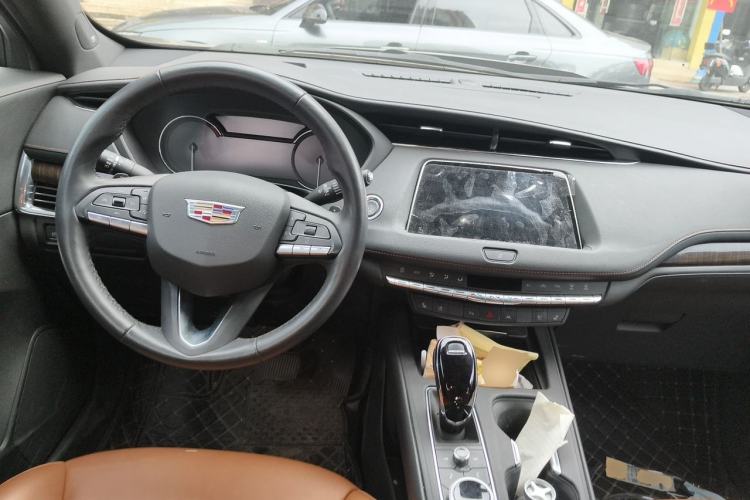 Used Cadillac XT4 2022 28T Two-Wheel Drive Prestige Version Center Console