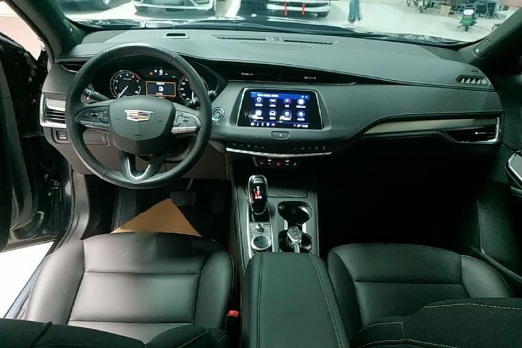 Used Cadillac XT4 2022 28T Two-Wheel-Drive Luxury Version Center Console