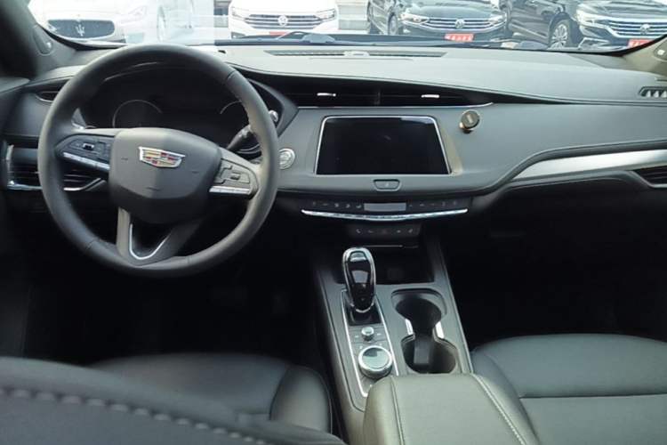 Used Cadillac XT4 2022 28T Two-Wheel-Drive Luxury Version Center Console