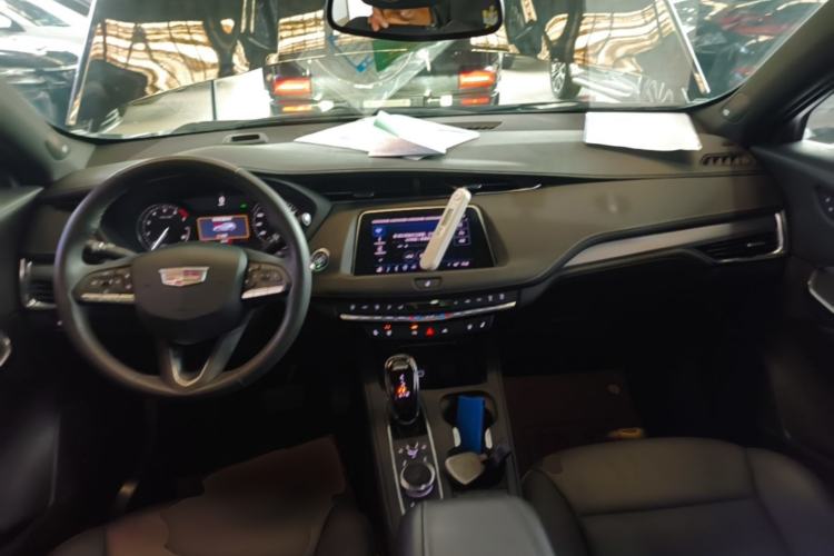 Used Cadillac XT4 2022 28T Two-Wheel Drive Prestige Version Center Console
