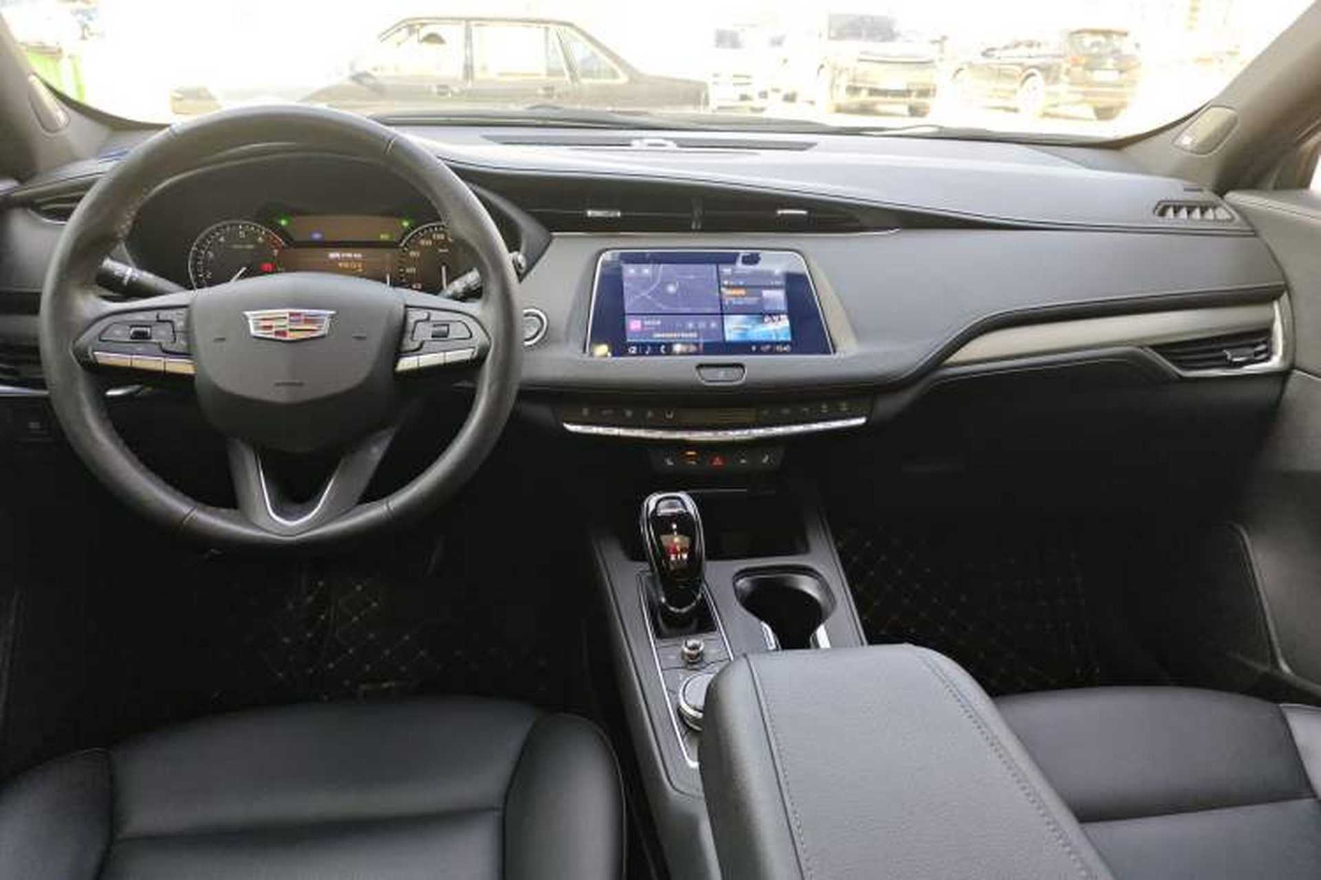 Used Cadillac XT4 2022 28T Two-Wheel-Drive Luxury Version Center Console