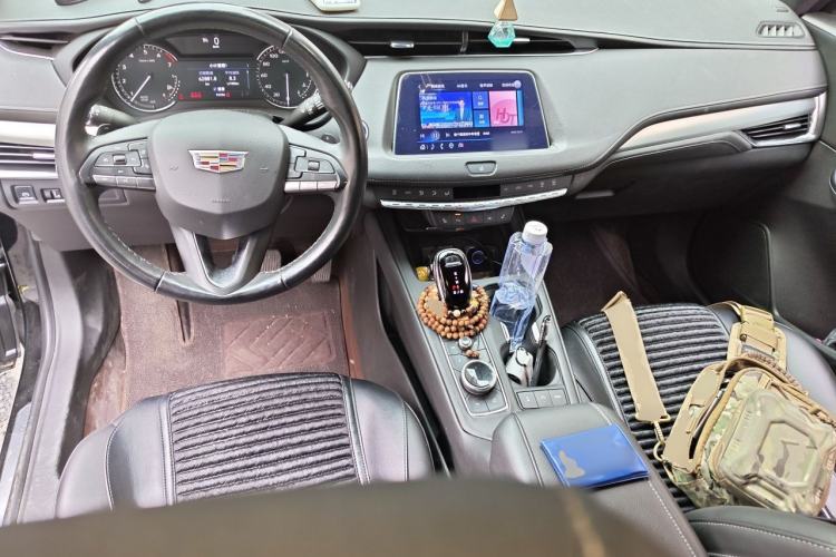 Used Cadillac XT4 2022 28T Two-Wheel-Drive Luxury Version Center Console