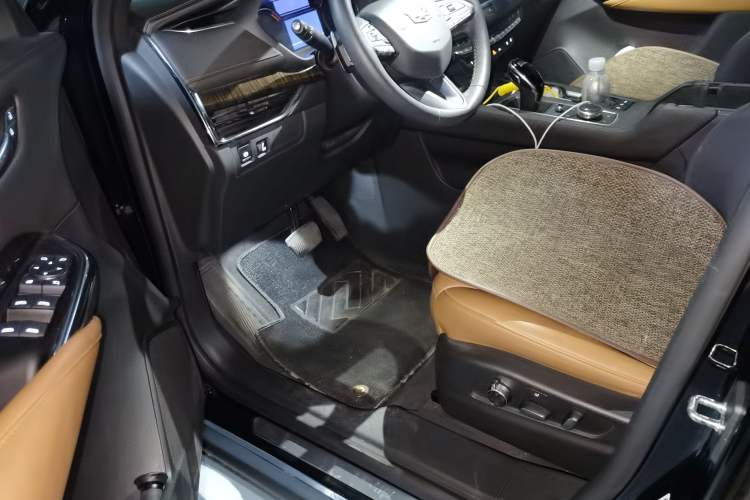 Used Cadillac XT4 2022 28T Four-Wheel Drive Prestige Version Driver Seat