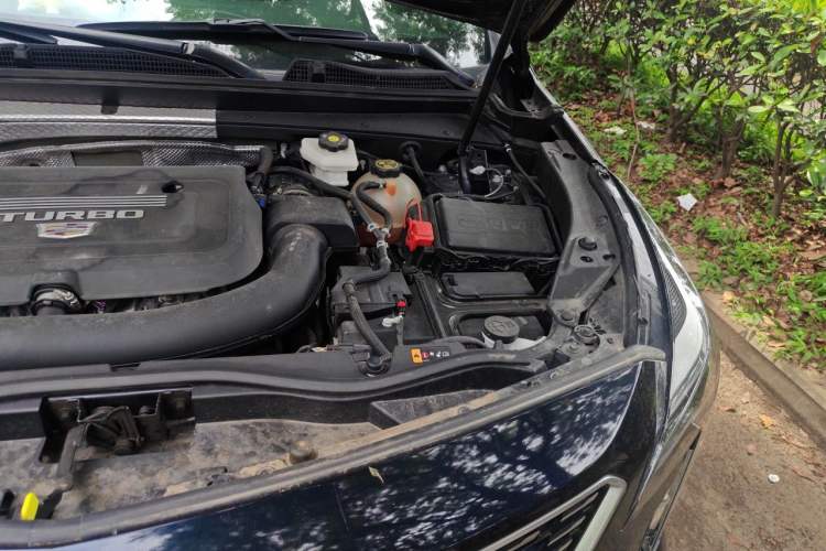 Used Cadillac XT4 2022 28T Two-Wheel-Drive Luxury Version Engine Bay Left