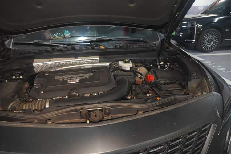 Used Cadillac XT4 2022 28T Two-Wheel-Drive Luxury Version Engine Bay Left