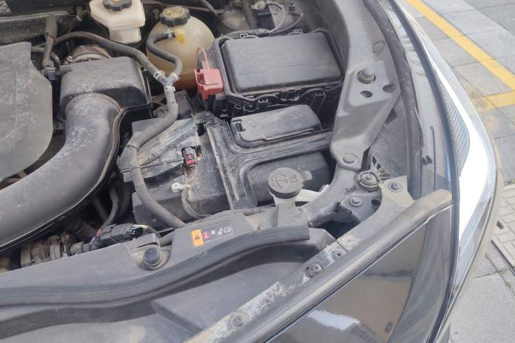 Used Cadillac XT4 2022 28T Two-Wheel-Drive Luxury Version Engine Bay Left