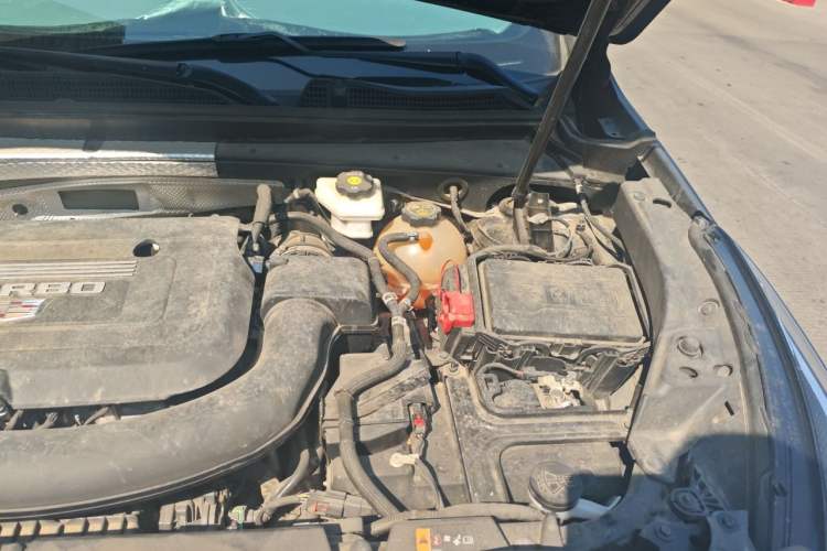 Used Cadillac XT4 2022 28T Two-Wheel-Drive Luxury Version Engine Bay Left