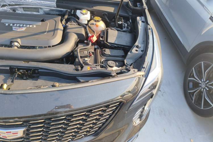 Used Cadillac XT4 2022 28T Two-Wheel-Drive Luxury Version Engine Bay Left
