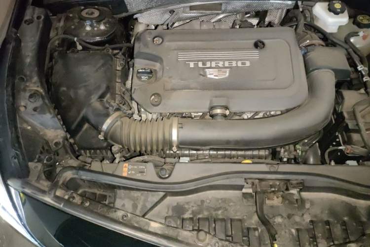 Used Cadillac XT4 2022 28T Two-Wheel-Drive Luxury Version Engine Bay Right