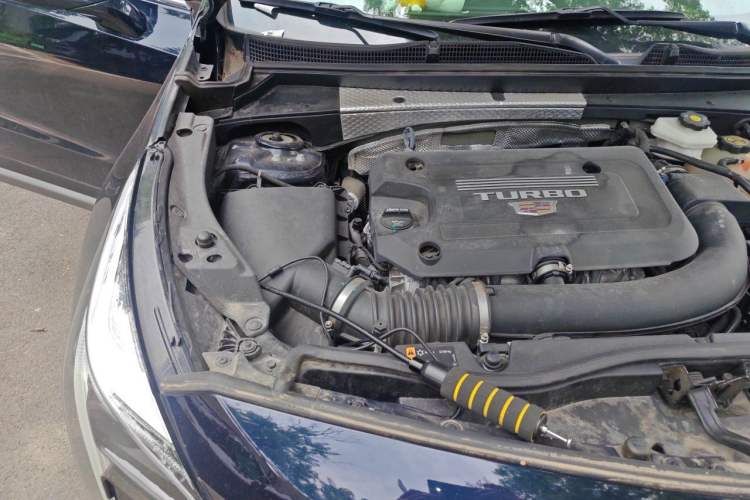 Used Cadillac XT4 2022 28T Two-Wheel-Drive Luxury Version Engine Bay Right