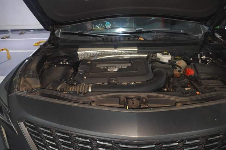 Used Cadillac XT4 2022 28T Two-Wheel-Drive Luxury Version Engine Bay Right
