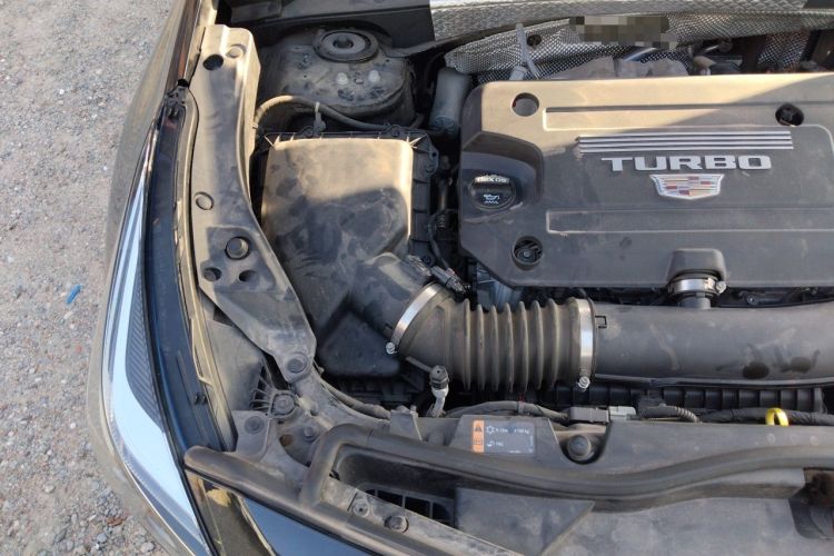 Used Cadillac XT4 2022 28T Two-Wheel-Drive Luxury Version Engine Bay Right