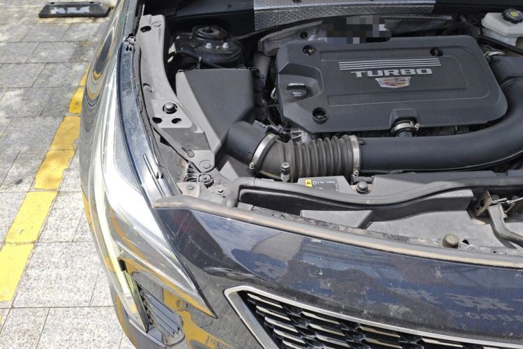 Used Cadillac XT4 2022 28T Two-Wheel-Drive Luxury Version Engine Bay Right