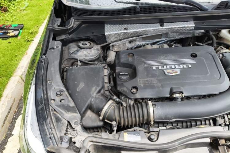 Used Cadillac XT4 2022 28T Two-Wheel-Drive Luxury Version Engine Bay Right