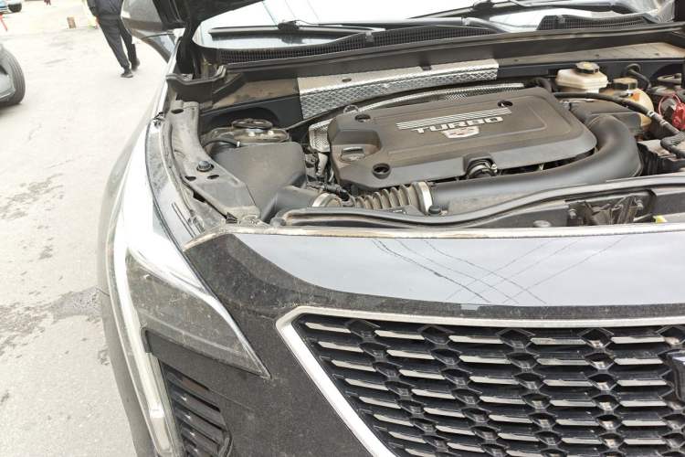 Used Cadillac XT4 2022 28T Two-Wheel-Drive Luxury Version Engine Bay Right
