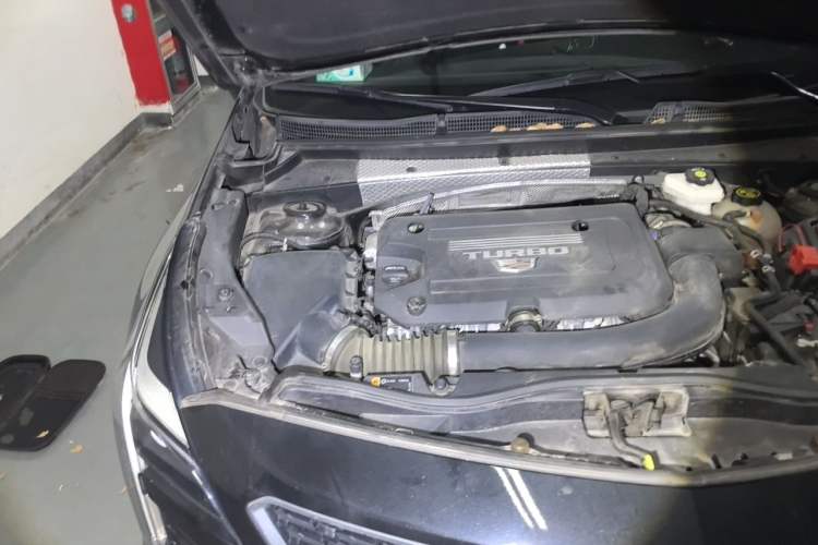 Used Cadillac XT4 2022 28T Two-Wheel-Drive Luxury Version Engine Bay Right