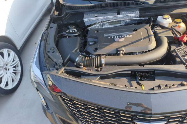 Used Cadillac XT4 2022 28T Two-Wheel-Drive Luxury Version Engine Bay Right