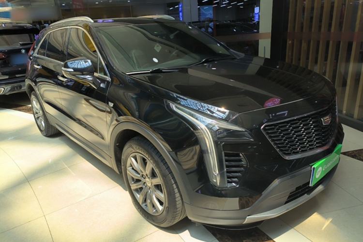 Used Cadillac XT4 2022 28T Two-Wheel-Drive Luxury Version Front Right 45 Deg