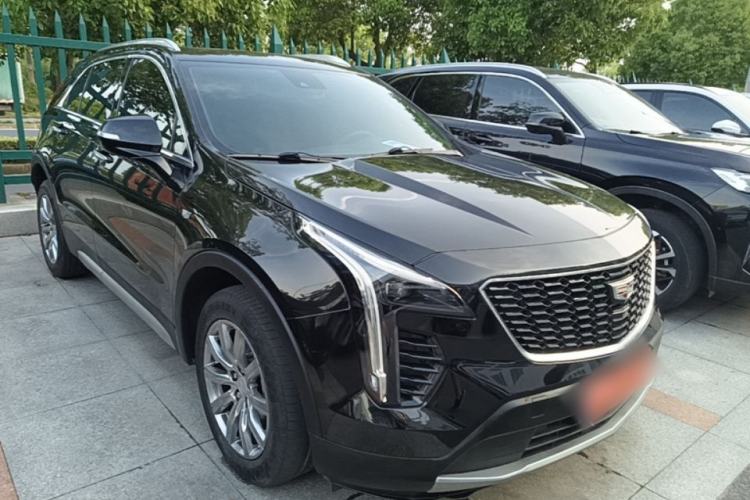 Used Cadillac XT4 2022 28T Two-Wheel-Drive Luxury Version Front Right 45 Deg