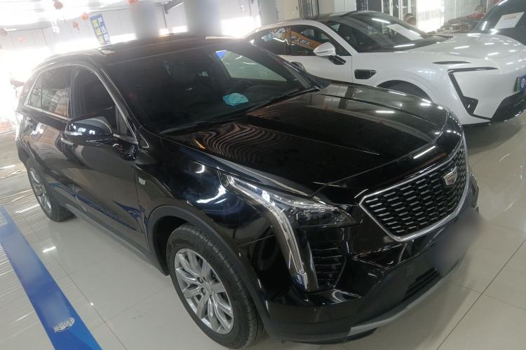 Used Cadillac XT4 2022 28T Two-Wheel-Drive Luxury Version Front Right 45 Deg