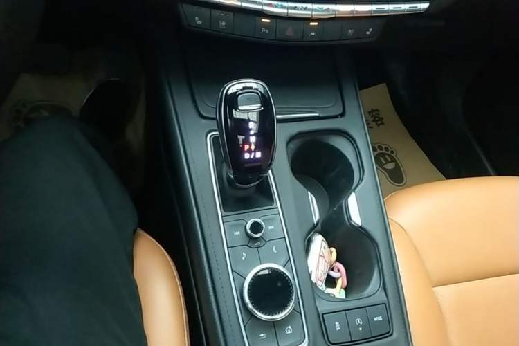 Used Cadillac XT4 2022 28T Two-Wheel Drive Prestige Version Gear Lever