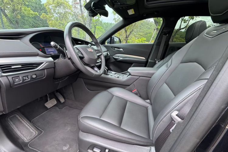 Used Cadillac XT4 2022 28T Two-Wheel-Drive Luxury Version Interior 2