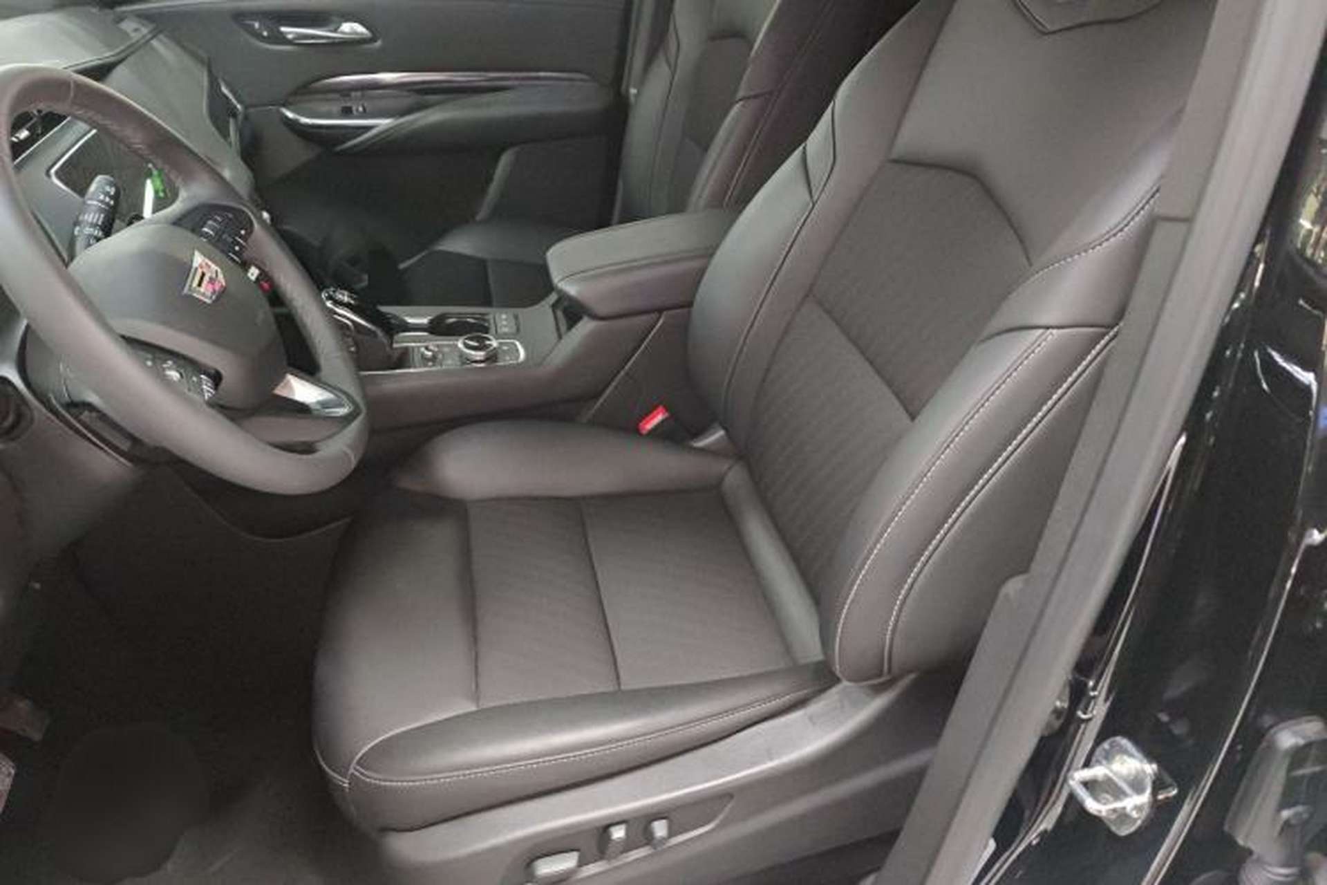 Used Cadillac XT4 2022 28T Two-Wheel Drive Fashion Edition Left Front Seat