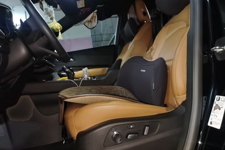 Used Cadillac XT4 2022 28T Four-Wheel Drive Prestige Version Left Front Seat