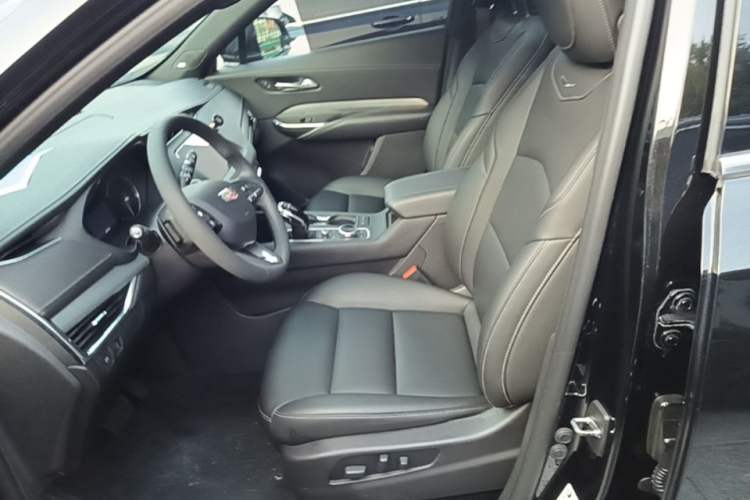 Used Cadillac XT4 2022 28T Two-Wheel-Drive Luxury Version Left Front Seat