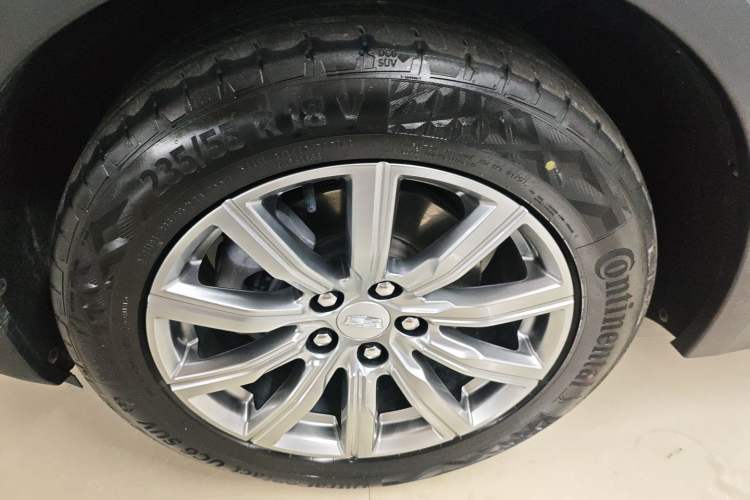 Used Cadillac XT4 2022 28T Two-Wheel-Drive Luxury Version Left Front Wheel Hub
