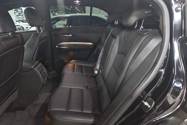 Used Cadillac XT4 2022 28T Two-Wheel-Drive Luxury Version Left Rear Seat