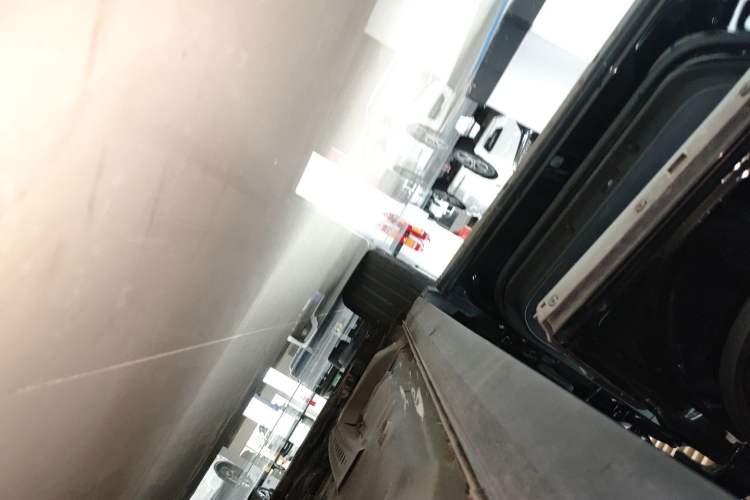 Used Cadillac XT4 2022 28T Two-Wheel-Drive Luxury Version Left Side Sill