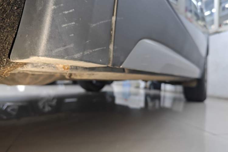 Used Cadillac XT4 2022 28T Two-Wheel-Drive Luxury Version Left Side Sill