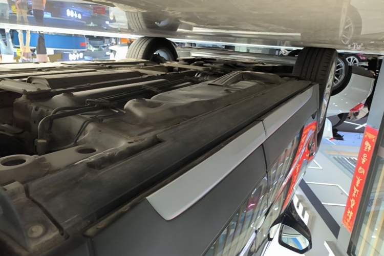 Used Cadillac XT4 2022 28T Two-Wheel-Drive Luxury Version Left Side Sill
