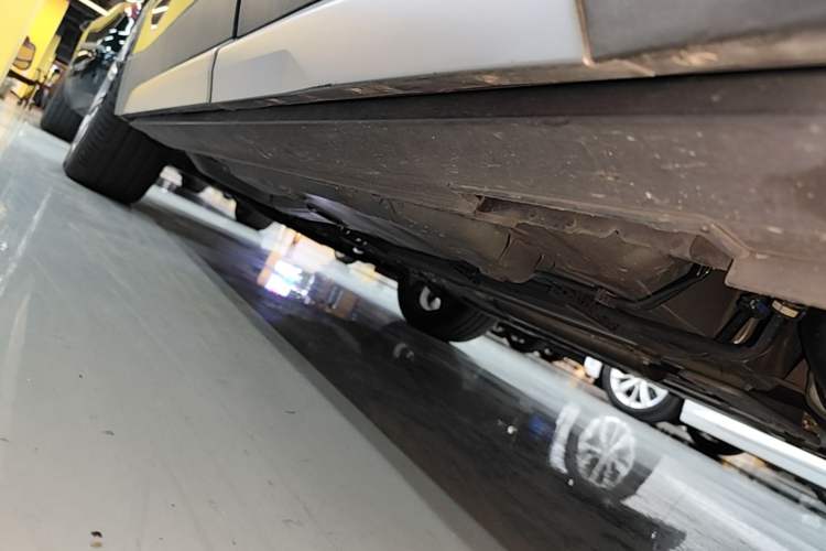 Used Cadillac XT4 2022 28T Four-Wheel Drive Prestige Version Left Side Sill