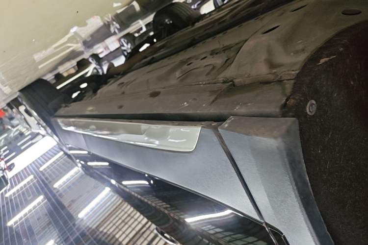 Used Cadillac XT4 2022 28T Two-Wheel-Drive Luxury Version Left Side Sill