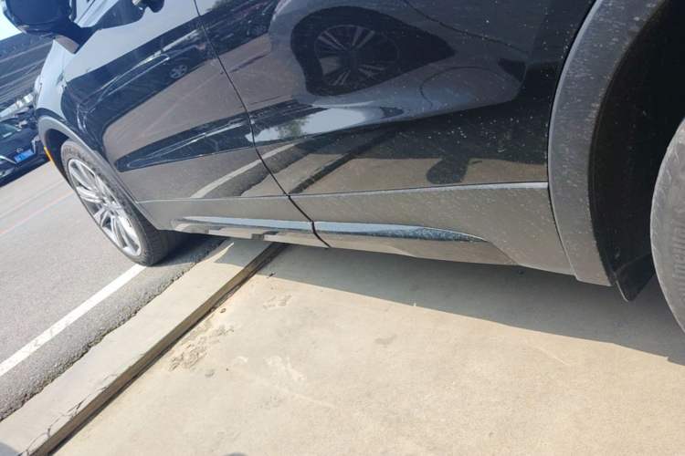 Used Cadillac XT4 2022 28T Four-Wheel Drive Prestige Version Left Side Sill