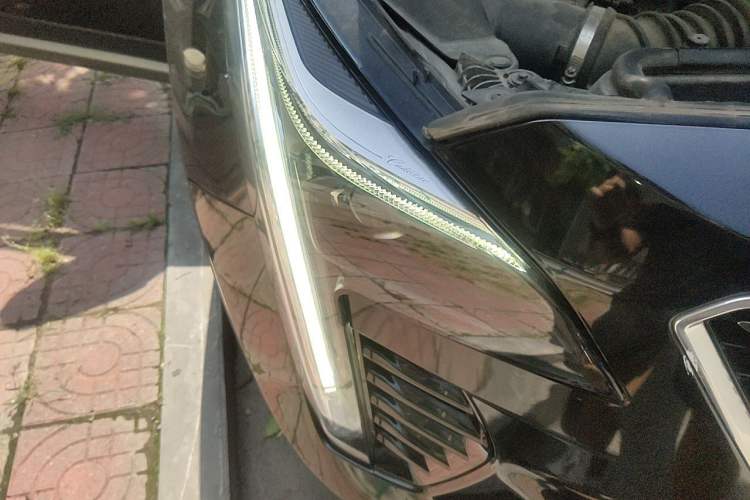 Used Cadillac XT4 2022 28T Two-Wheel Drive Prestige Version Right Front Headlight
