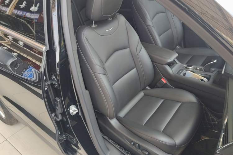 Used Cadillac XT4 2022 28T Two-Wheel-Drive Luxury Version Right Front Seat