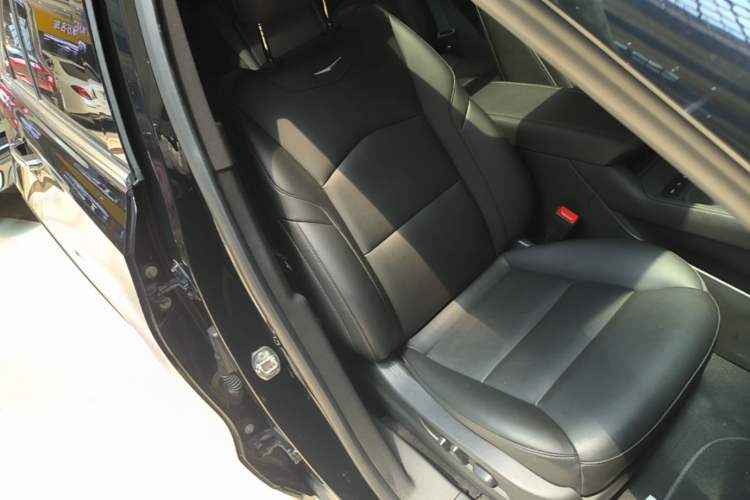 Used Cadillac XT4 2022 28T Two-Wheel-Drive Luxury Version Right Front Seat