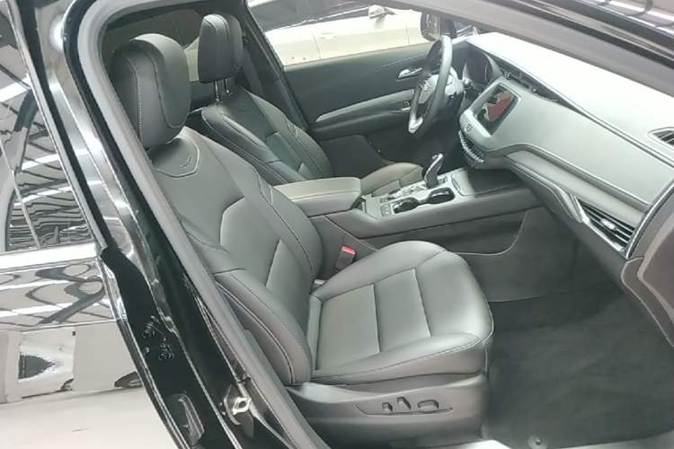 Used Cadillac XT4 2022 28T Two-Wheel-Drive Luxury Version Right Front Seat