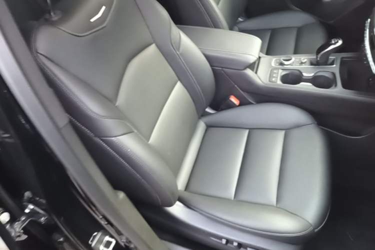 Used Cadillac XT4 2022 28T Two-Wheel-Drive Luxury Version Right Front Seat