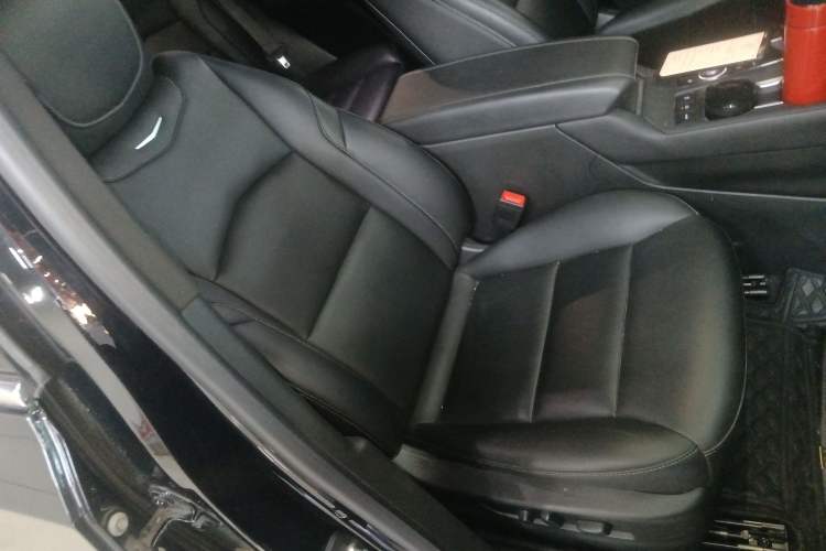 Used Cadillac XT4 2022 28T Two-Wheel-Drive Luxury Version Right Front Seat