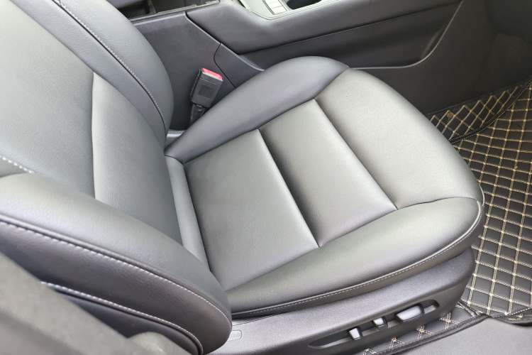 Used Cadillac XT4 2022 28T Two-Wheel-Drive Luxury Version Right Front Seat