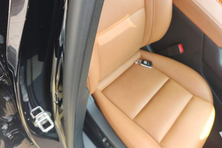 Used Cadillac XT4 2022 28T Four-Wheel Drive Prestige Version Right Front Seat