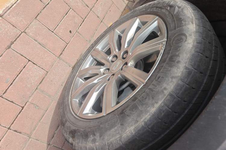 Used Cadillac XT4 2022 28T Two-Wheel-Drive Luxury Version Right Front Wheel Hub