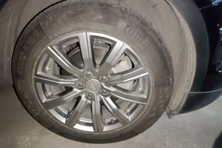 Used Cadillac XT4 2022 28T Two-Wheel-Drive Luxury Version Right Front Wheel Hub