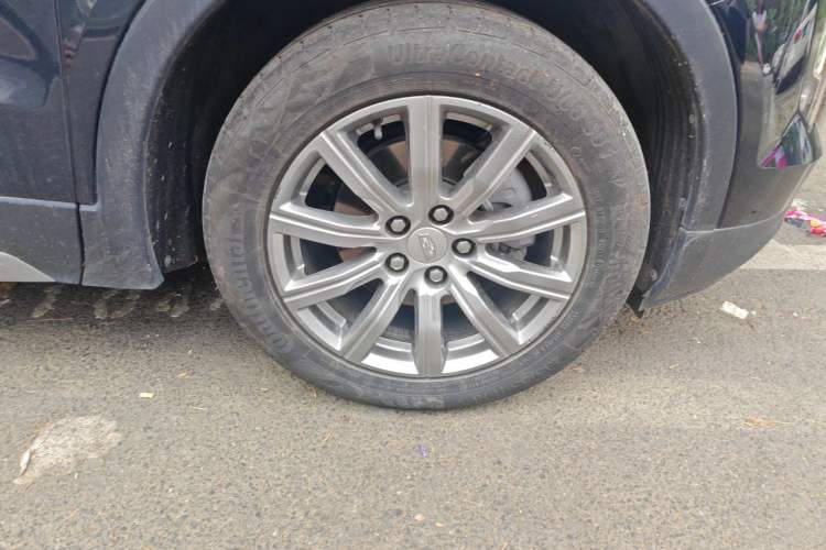 Used Cadillac XT4 2022 28T Two-Wheel-Drive Luxury Version Right Front Wheel Hub